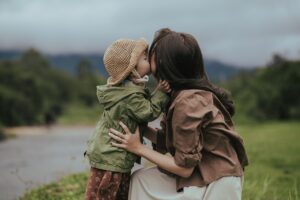 女性にキスする子供