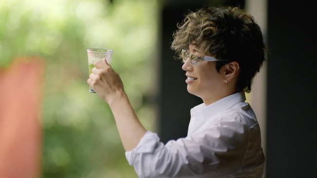 ドリンクを飲むガクト