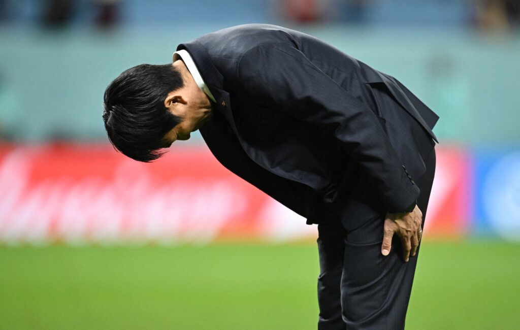 おじぎをする森保一監督