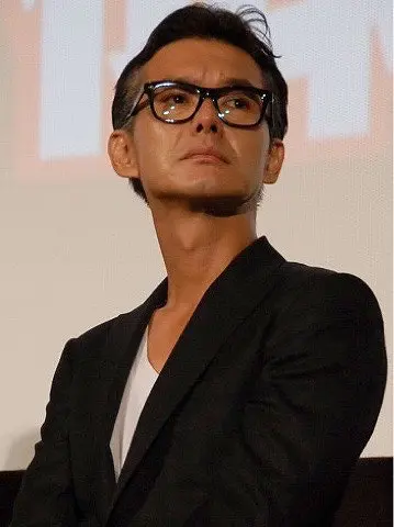 メガネをかけた渡部篤郎