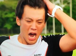 髪の毛をかき上げる竹内涼真