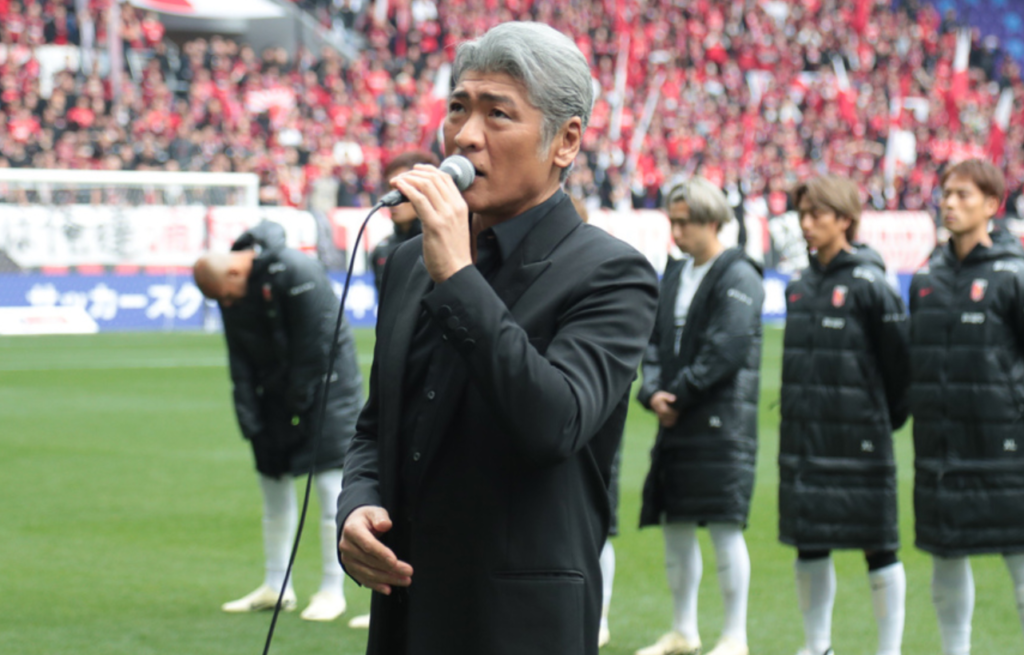 国歌斉唱する吉川晃司