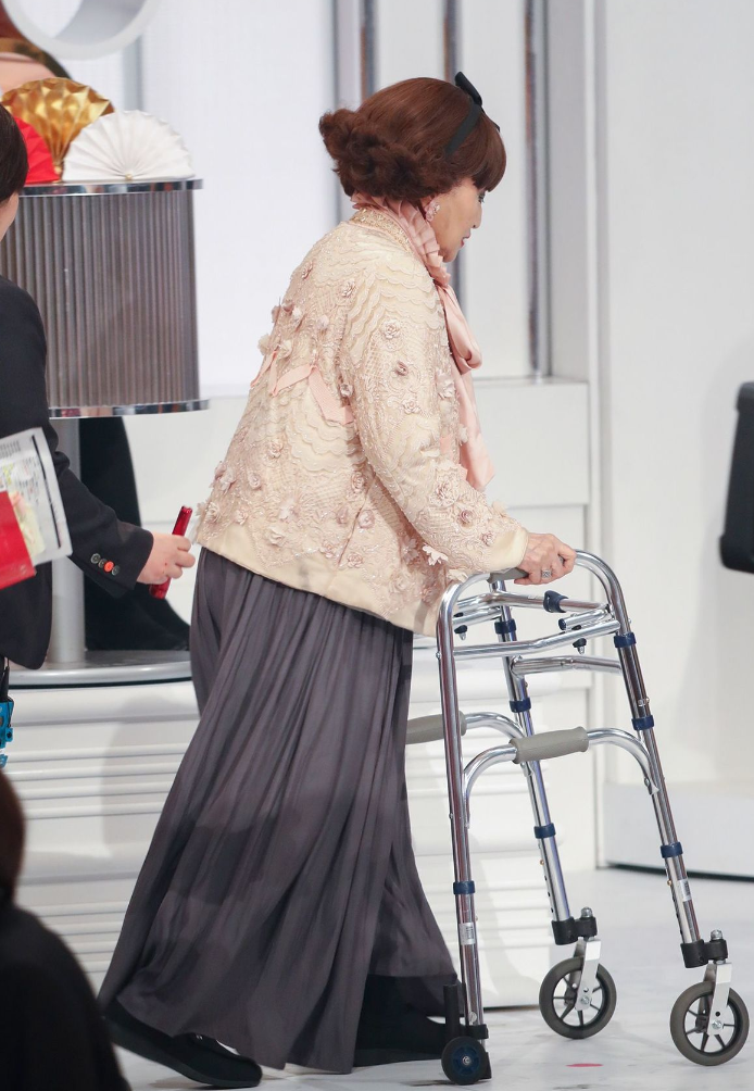 歩行器で歩く黒柳徹子