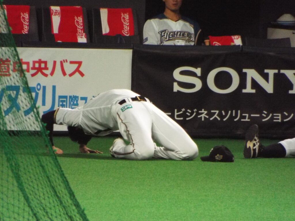ストレッチをする大谷翔平