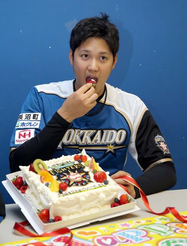 ケーキを食べる大谷翔平