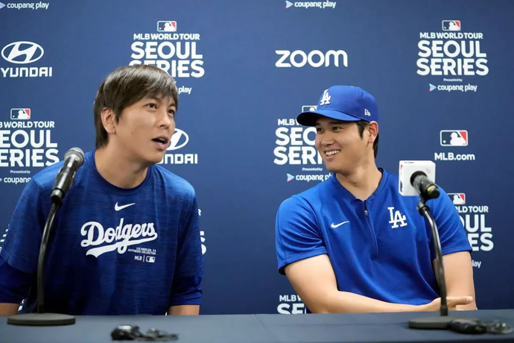 大谷翔平の通訳をする水原一平