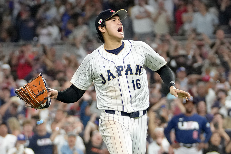 グローブを投げる大谷翔平