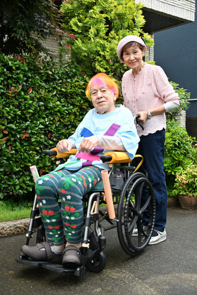 車椅子の志茂田景樹と妻