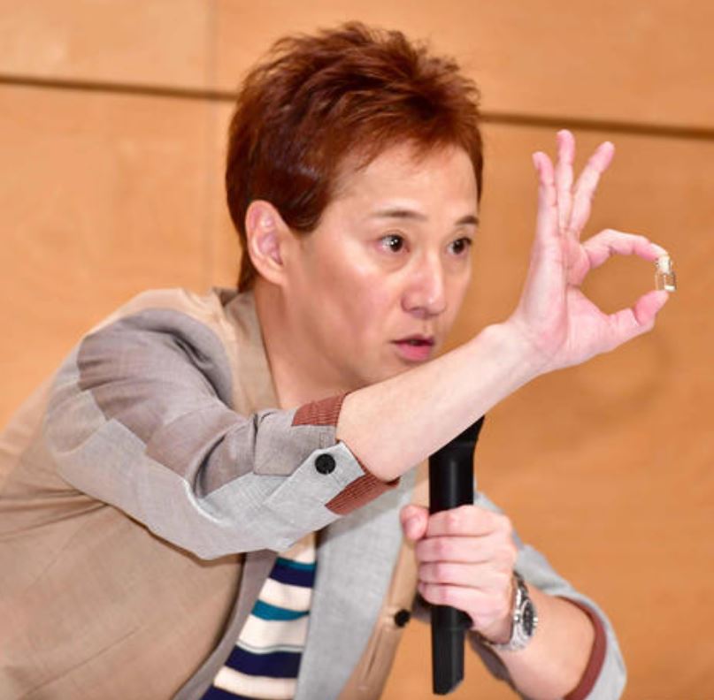 遺骨を掲げる中居正広