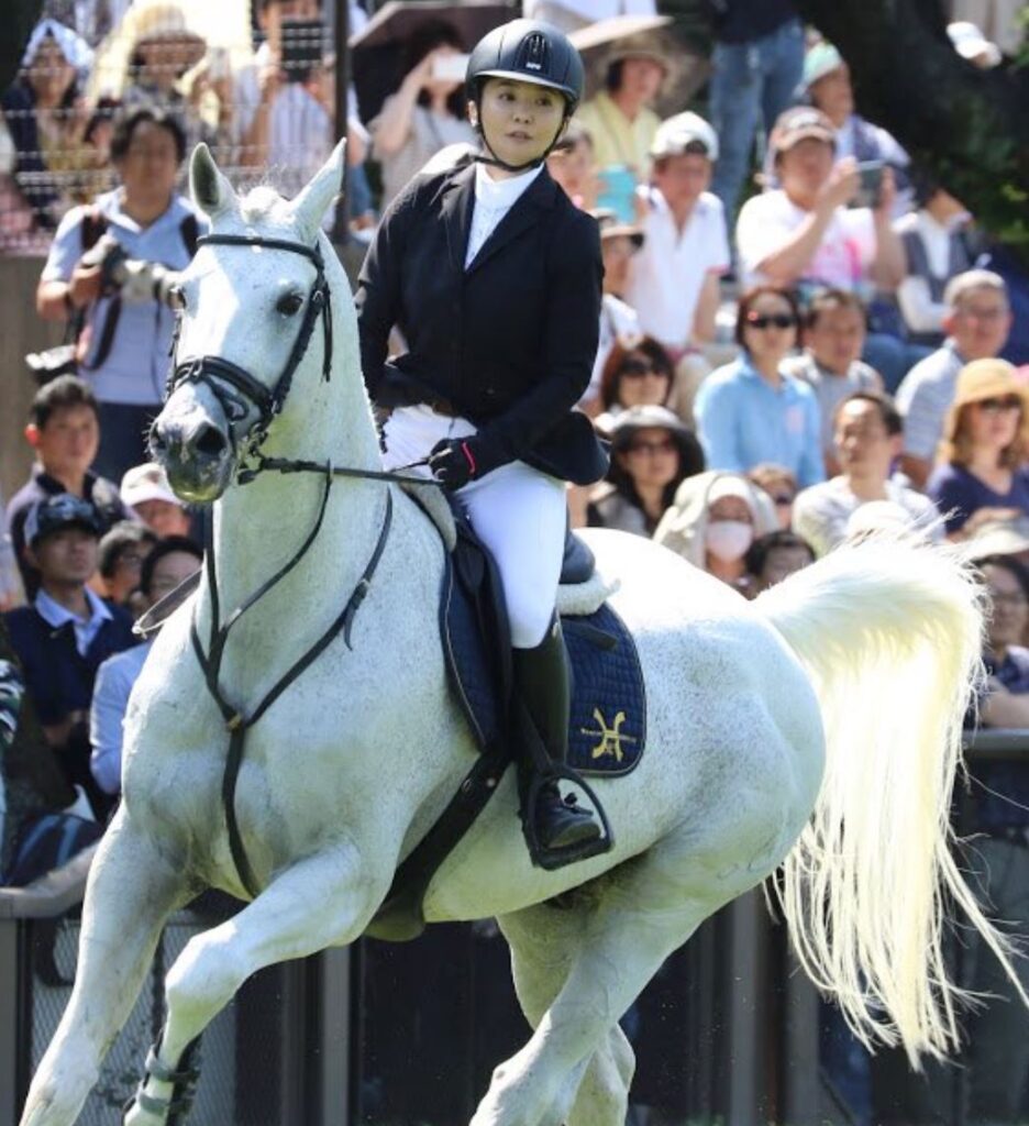 乗馬する華原朋美