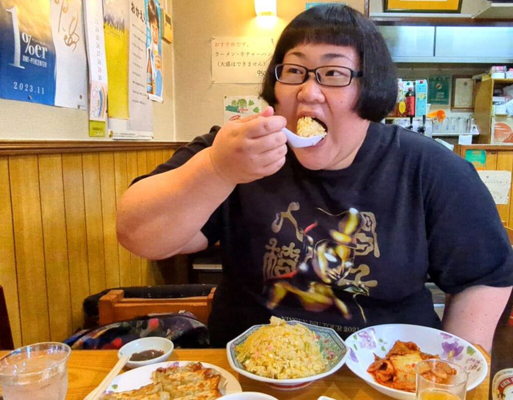 炒飯を食べる安藤なつ