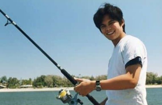 釣りをする織田裕二